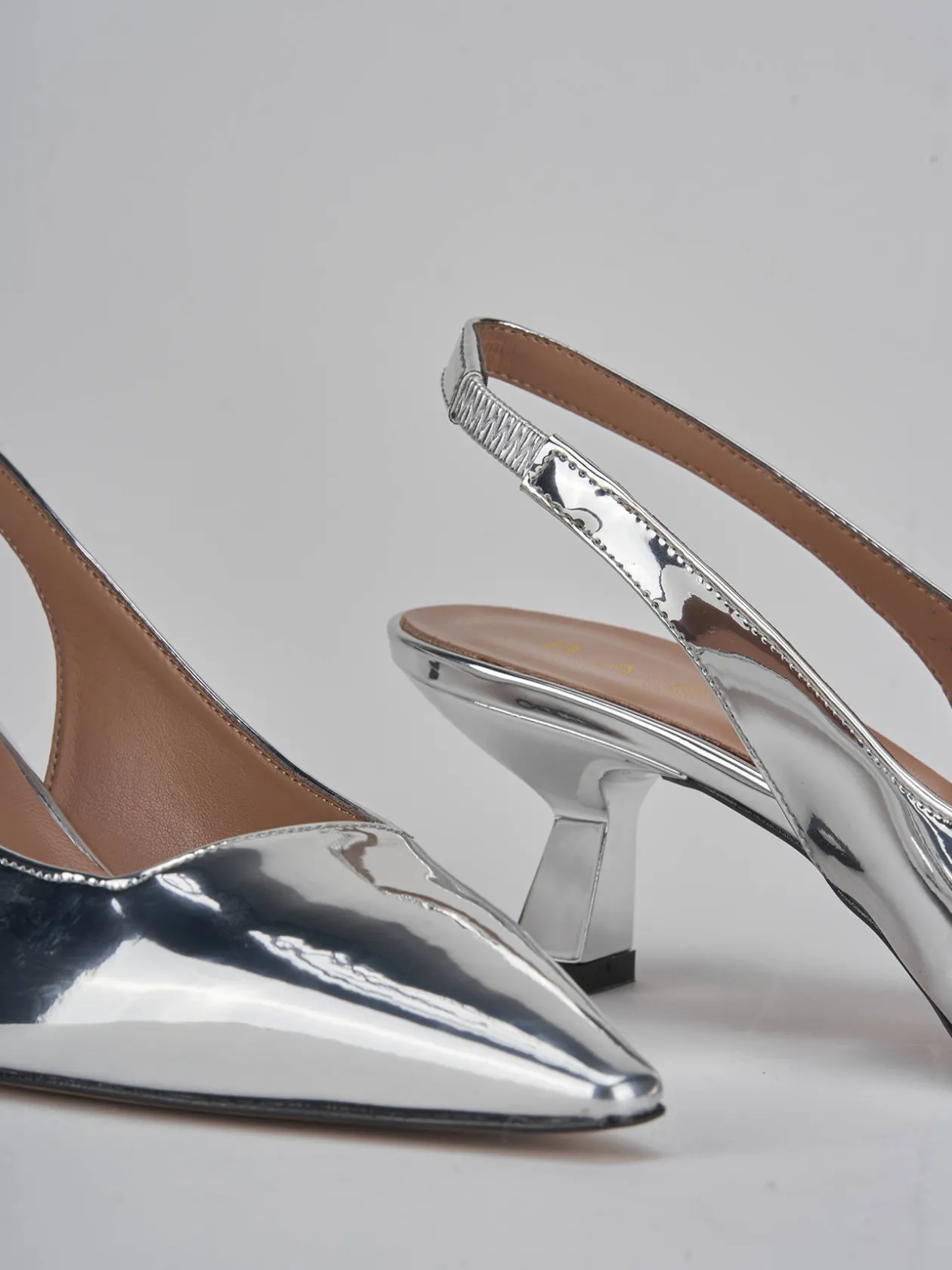 Décolleté e slingback tacco 6cm pelle argento