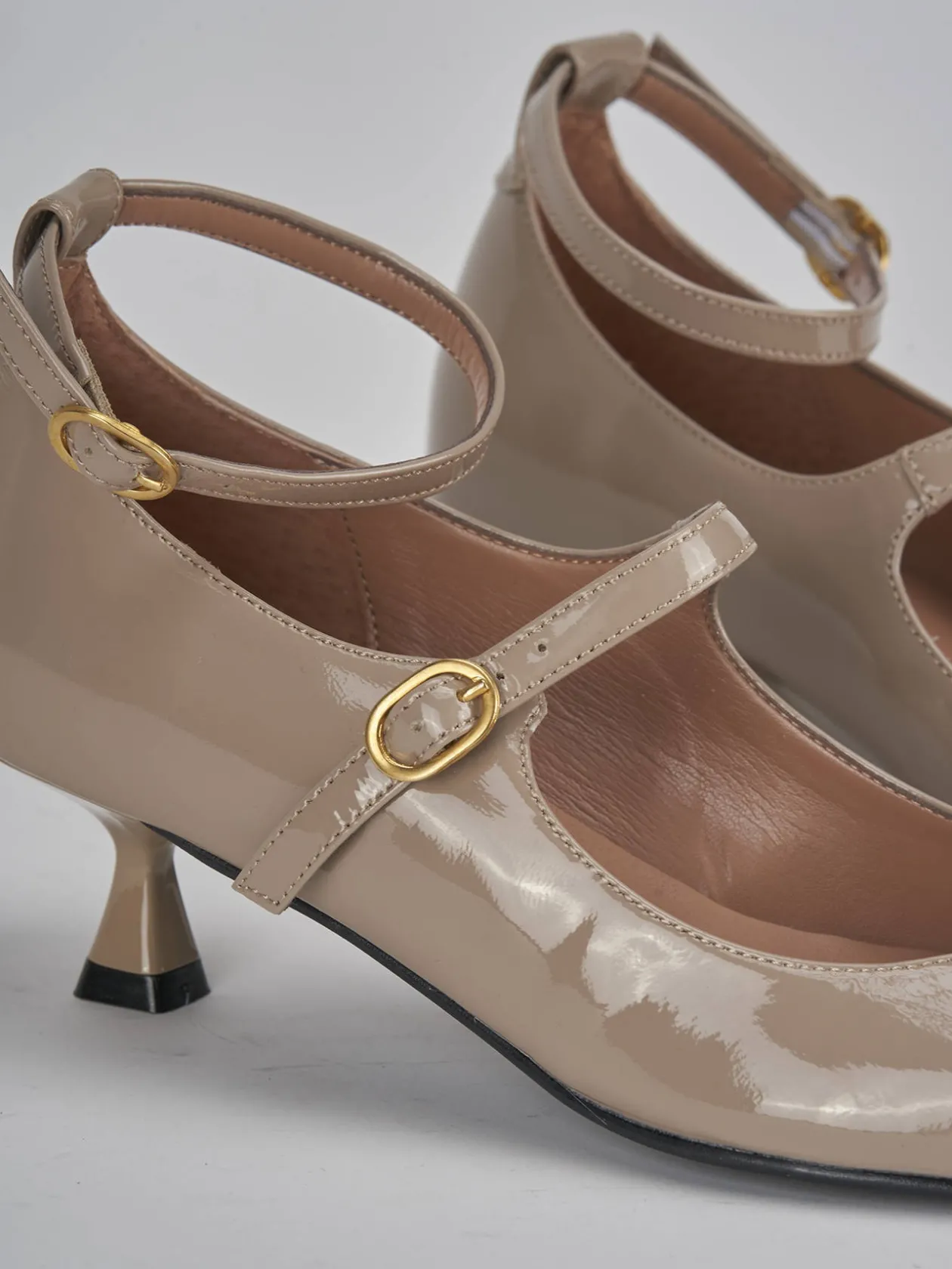 Décolleté e slingback tacco 5cm vernice beige