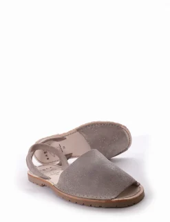 Minorchina fondo gomma e soletto interno in vera pelle. Tomaia in morbida pelle glitterata argento