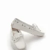mocassino fondo gomma e soletto interno in vera pelle. Tomaia in morbidissima pelle martellata bianco