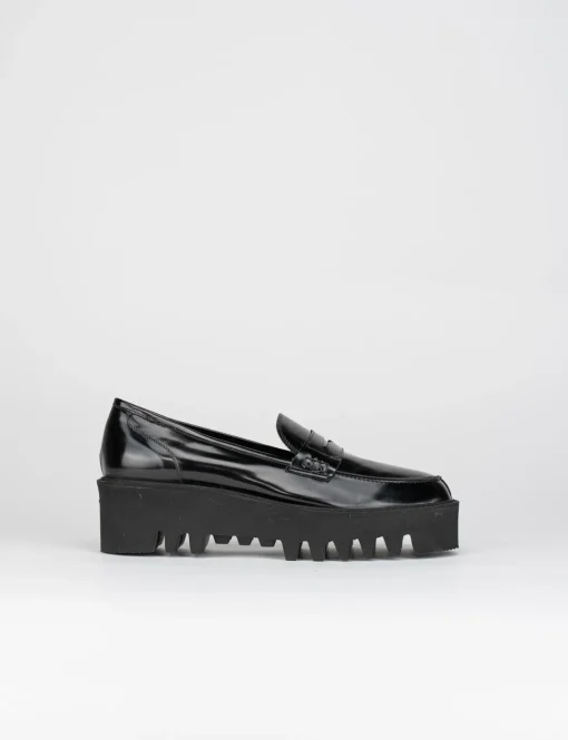 Mocassino tacco 2cm con fondo gomma seghettato 4cm e soletto interno in vera pelle. Tomaia in pelle lucida abrasivata nero