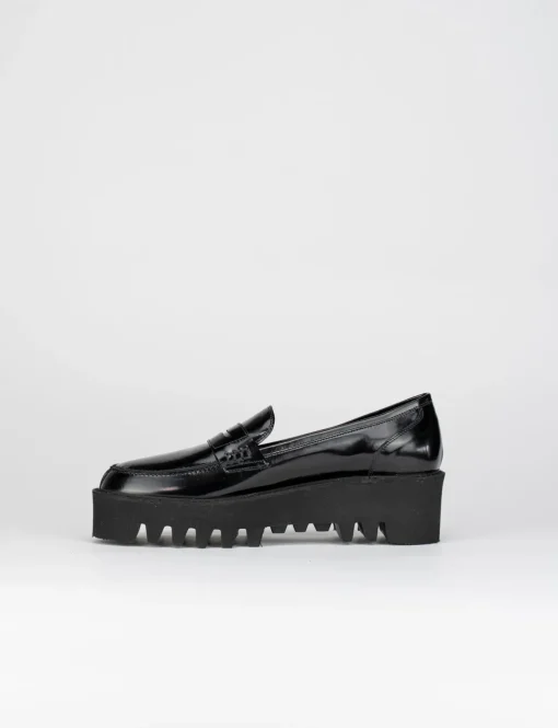 Mocassino tacco 2cm con fondo gomma seghettato 4cm e soletto interno in vera pelle. Tomaia in pelle lucida abrasivata nero