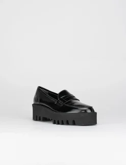Mocassino tacco 2cm con fondo gomma seghettato 4cm e soletto interno in vera pelle. Tomaia in pelle lucida abrasivata nero