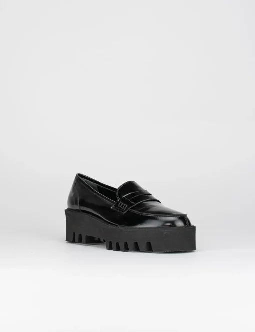 Mocassino tacco 2cm con fondo gomma seghettato 4cm e soletto interno in vera pelle. Tomaia in pelle lucida abrasivata nero