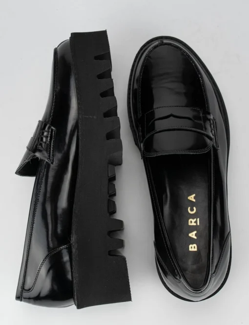 Mocassino tacco 2cm con fondo gomma seghettato 4cm e soletto interno in vera pelle. Tomaia in pelle lucida abrasivata nero