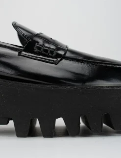 Mocassino tacco 2cm con fondo gomma seghettato 4cm e soletto interno in vera pelle. Tomaia in pelle lucida abrasivata nero