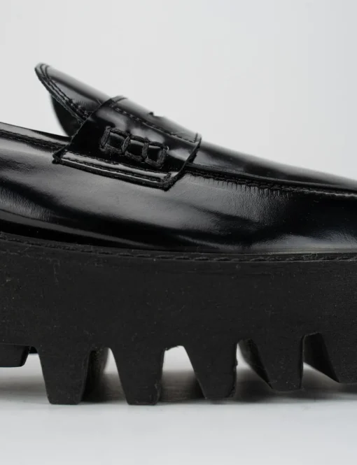 Mocassino tacco 2cm con fondo gomma seghettato 4cm e soletto interno in vera pelle. Tomaia in pelle lucida abrasivata nero