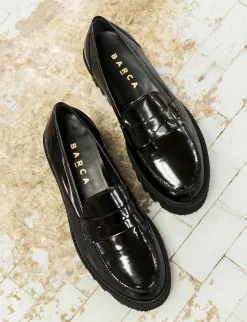 Mocassino tacco 2cm con fondo gomma seghettato 4cm e soletto interno in vera pelle. Tomaia in pelle lucida abrasivata nero