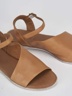 Sandalo tacco 1 cm marrone pelle