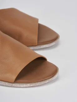 Sandalo tacco 1 cm marrone pelle
