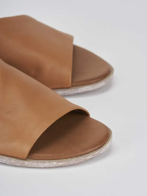 Sandalo tacco 1 cm marrone pelle