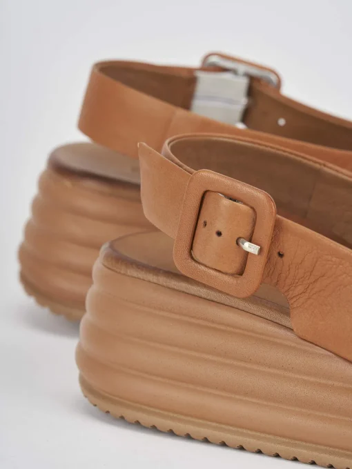 Sandalo zeppa 6 cm marrone pelle