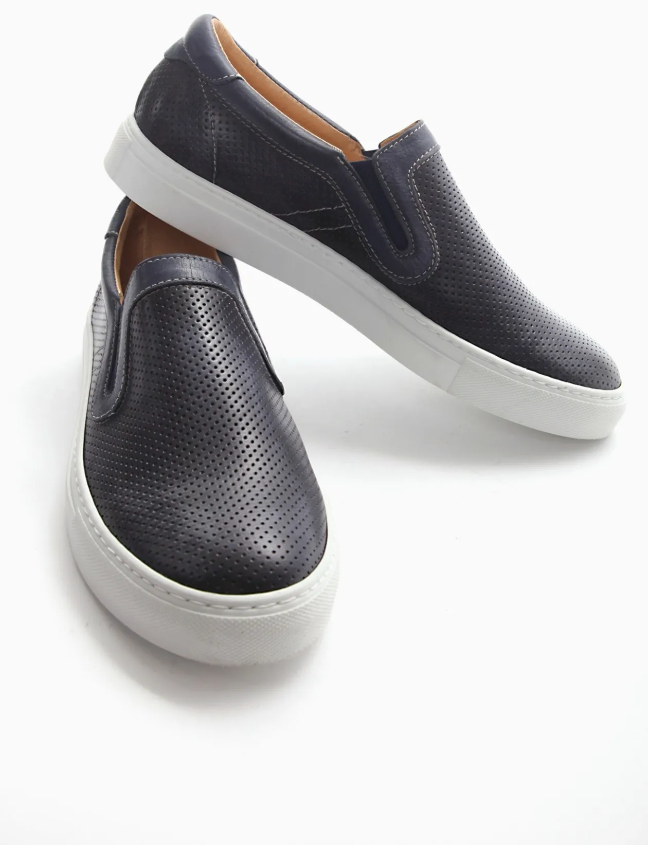 slip on fondo gomma e soletto interno interno in vera pelle. Tomaia in pelle microforata blu