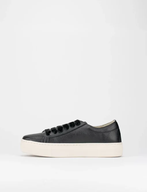 Sneaker fondo gomma e soletto interno in vera pelle. Tomaia in morbida nappa laminata nero