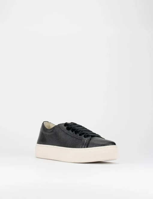 Sneaker fondo gomma e soletto interno in vera pelle. Tomaia in morbida nappa laminata nero