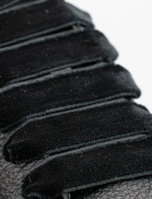 Sneaker fondo gomma e soletto interno in vera pelle. Tomaia in morbida nappa laminata nero