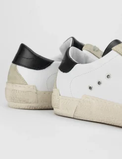 sneakers fondo gomma e soletto interno in vera pelle. tomaia in morbida pelle con riporti in camoscio bianco