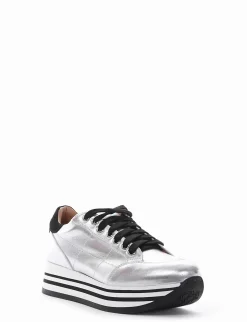 sneakers fondo in gomma e soletto interno in vera pelle. Tomaia in morbidissima pelle laminata argento