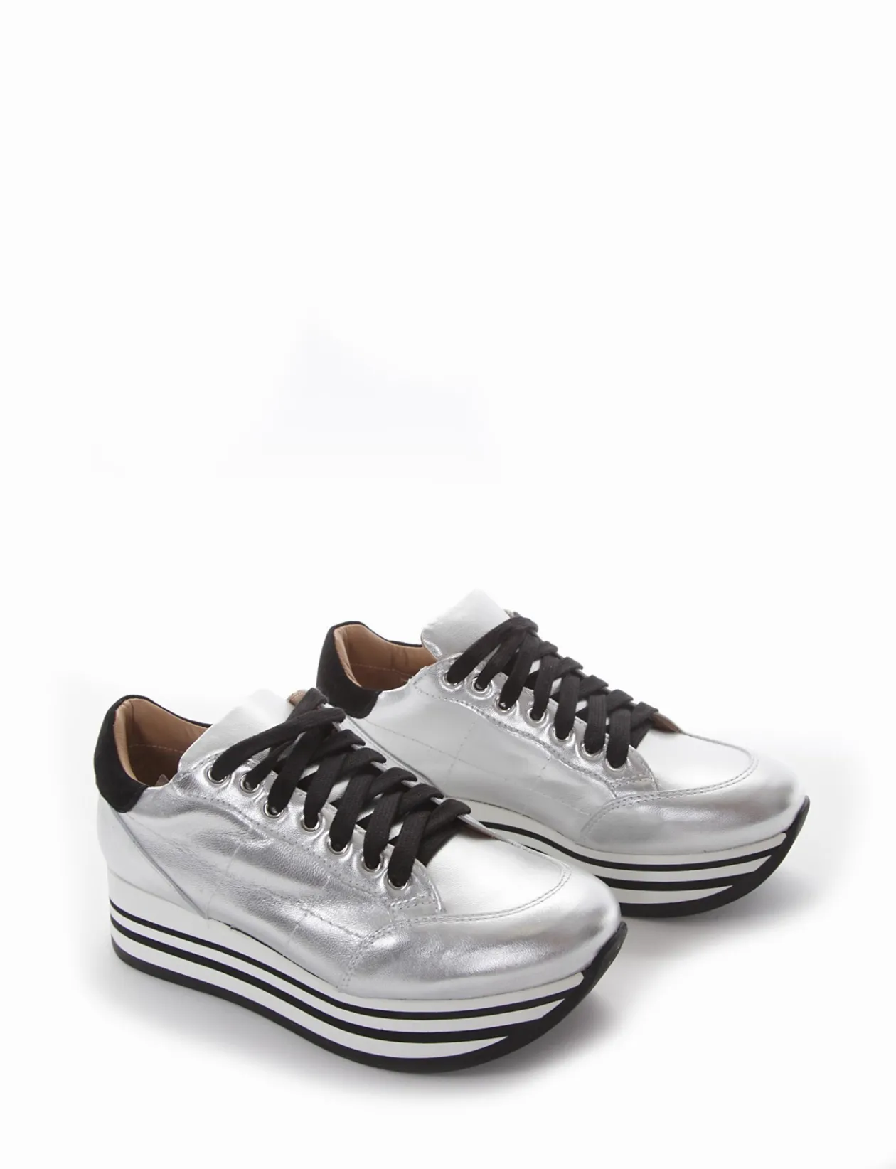 sneakers fondo in gomma e soletto interno in vera pelle. Tomaia in morbidissima pelle laminata argento