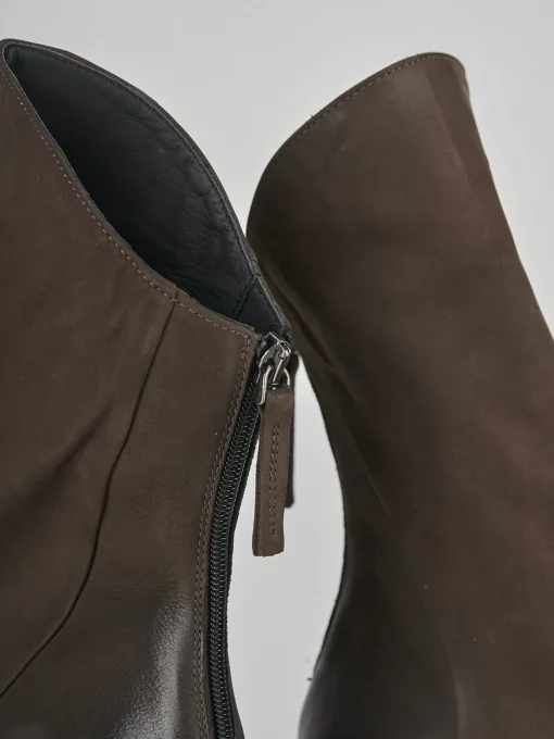 Stivaletto tacco 2cm testa nabuk